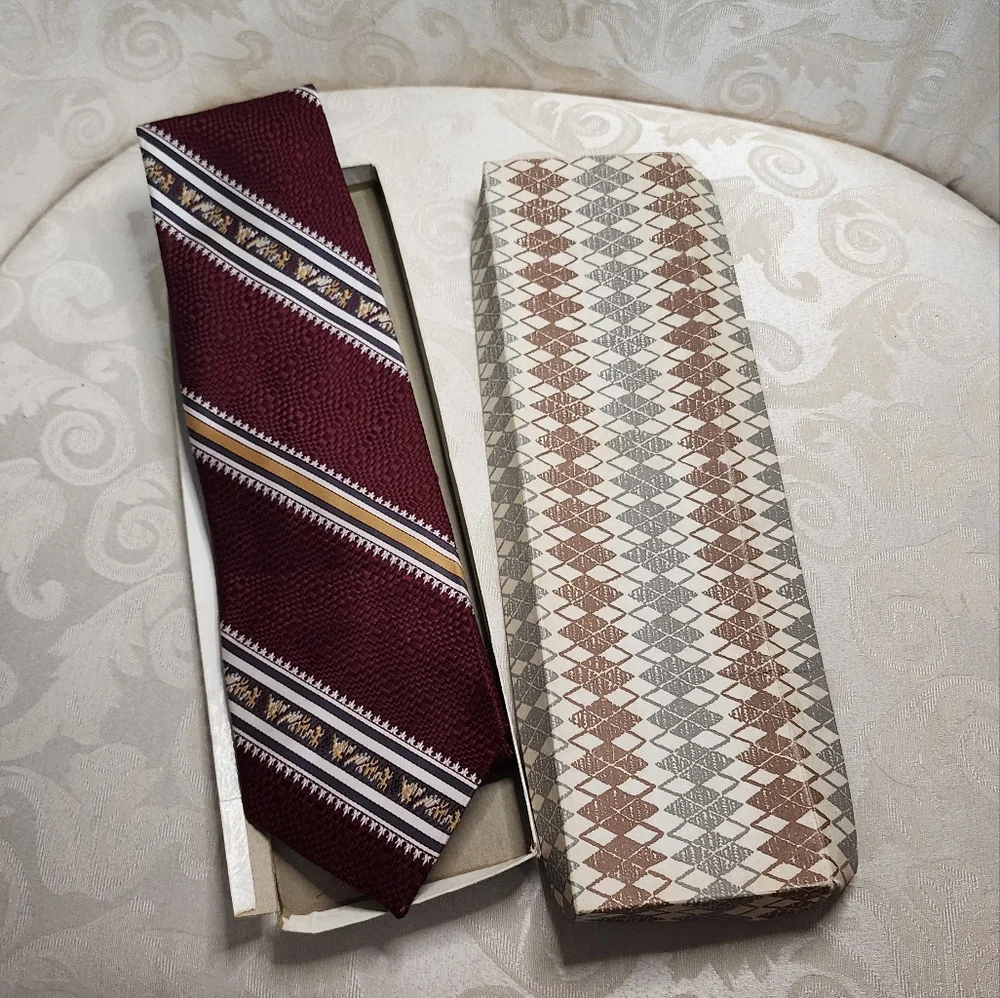 VINTAGE KAUFMANN'S MEN'S TIE BURGUNDY STRIPED MADE IN USA